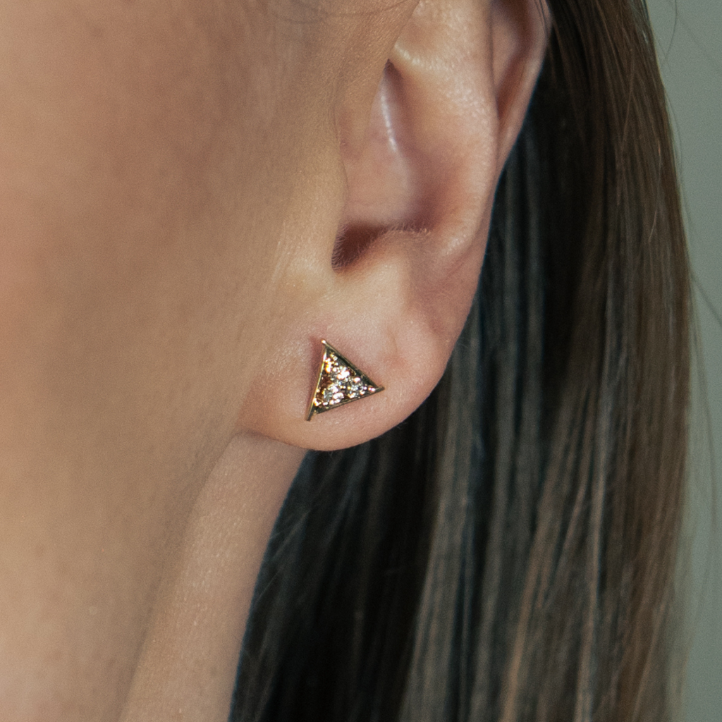 14 KARAT YELLOW GOLD TRIANGLE PIERCING STUD – Umara